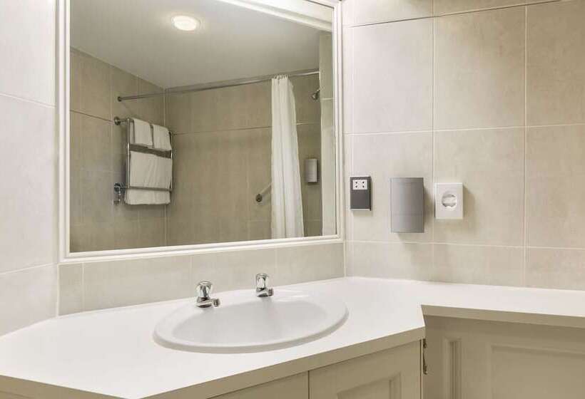 Отель Ramada By Wyndham Crawley Gatwick