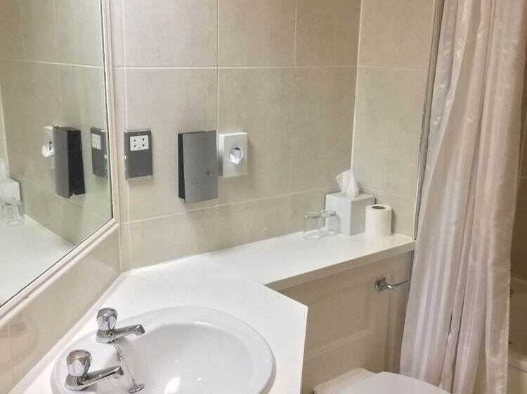 Отель Ramada By Wyndham Crawley Gatwick