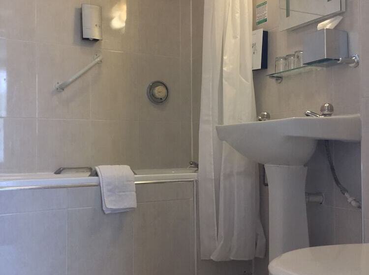 Отель Ramada By Wyndham Crawley Gatwick