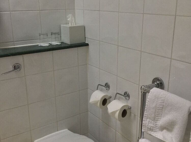 Отель Ramada By Wyndham Crawley Gatwick