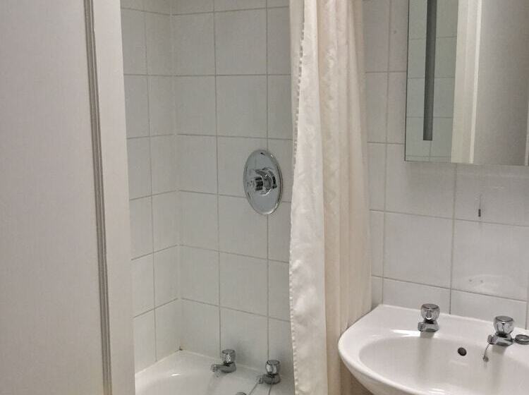 Отель Ramada By Wyndham Crawley Gatwick