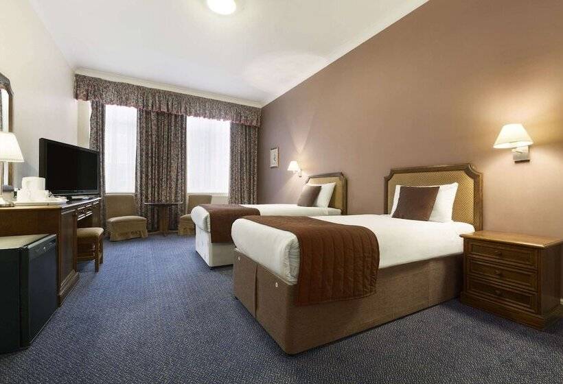 Отель Ramada By Wyndham Crawley Gatwick
