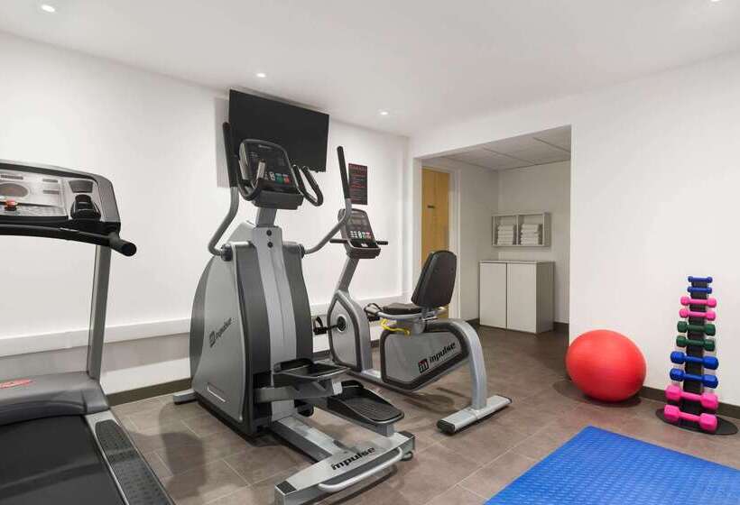בית מלון כפרי Ramada London South Mimms