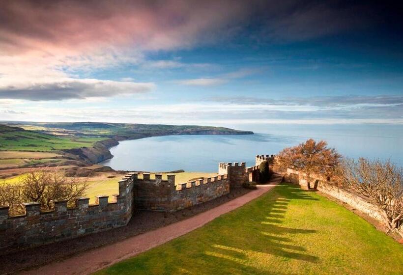 Отель Raven Hall