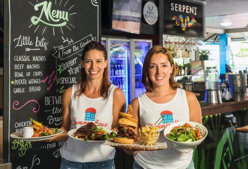 Отель Summer House Cairns