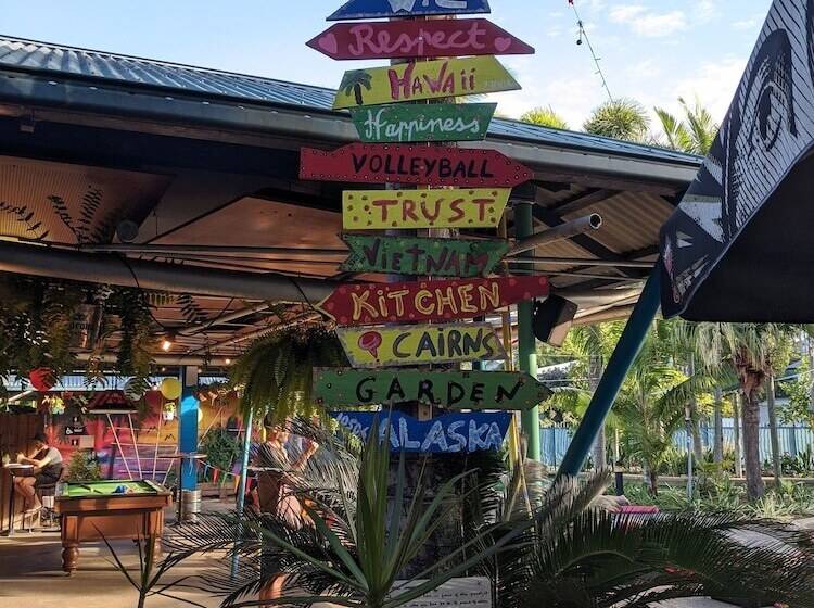 Отель Summer House Cairns