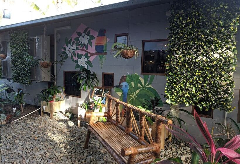 Отель Summer House Cairns