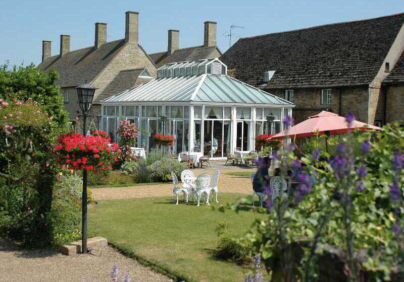 בית מלון כפרי The Haycock Manor