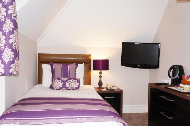 Отель The Lawn Guest House Gatwick