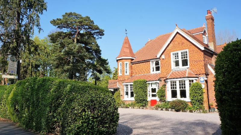 Отель The Lawn Guest House Gatwick