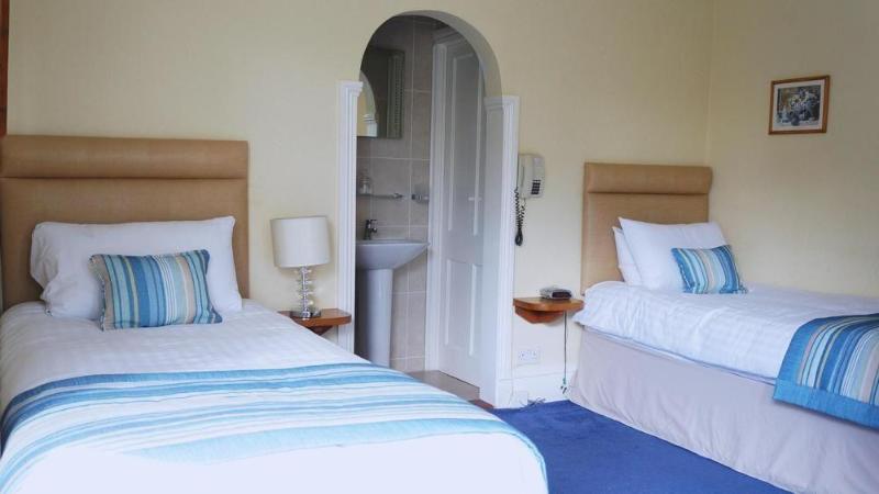 Отель The Lawn Guest House Gatwick