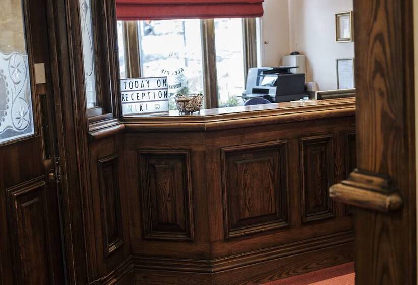 Отель The Mad Hatter