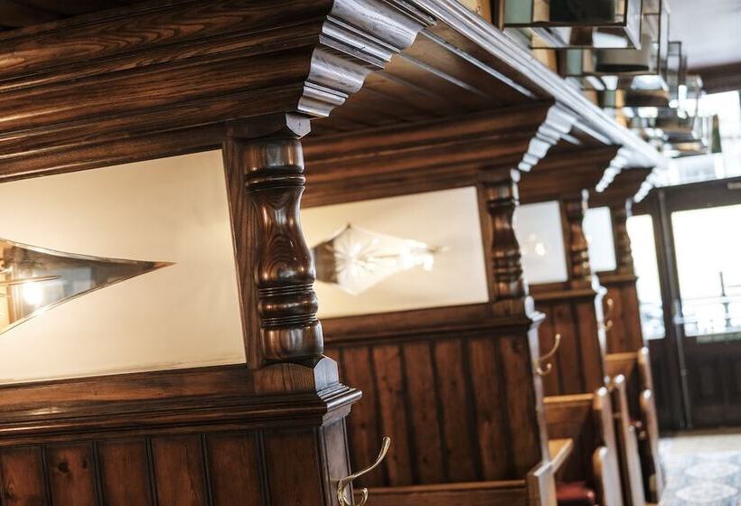 Отель The Mad Hatter