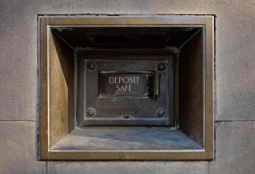 Hotel Treasury On Collins