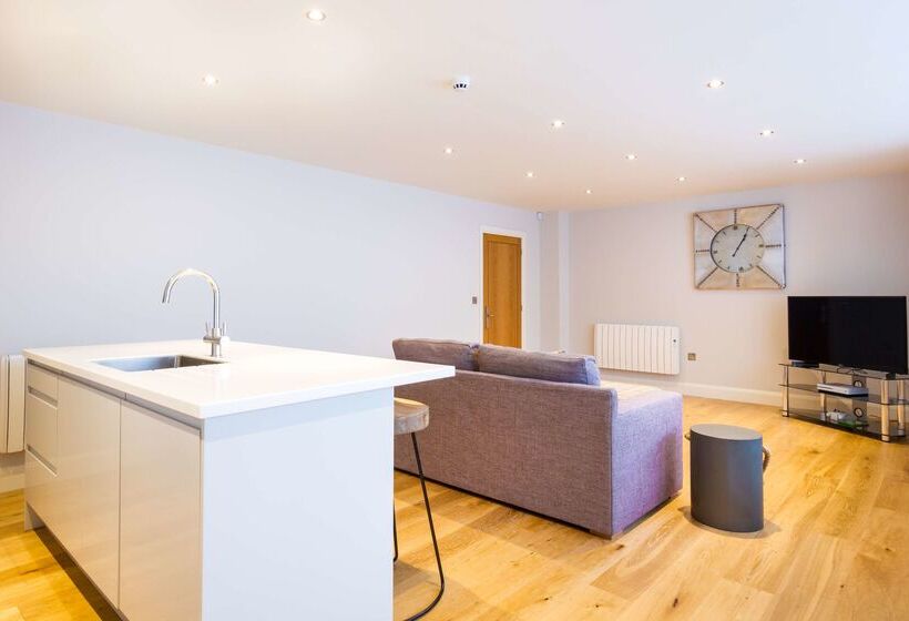 White Hart Hotel & Apartments