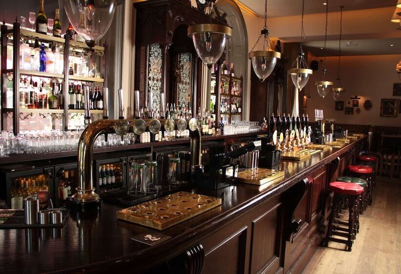 White Hart Hotel & Apartments