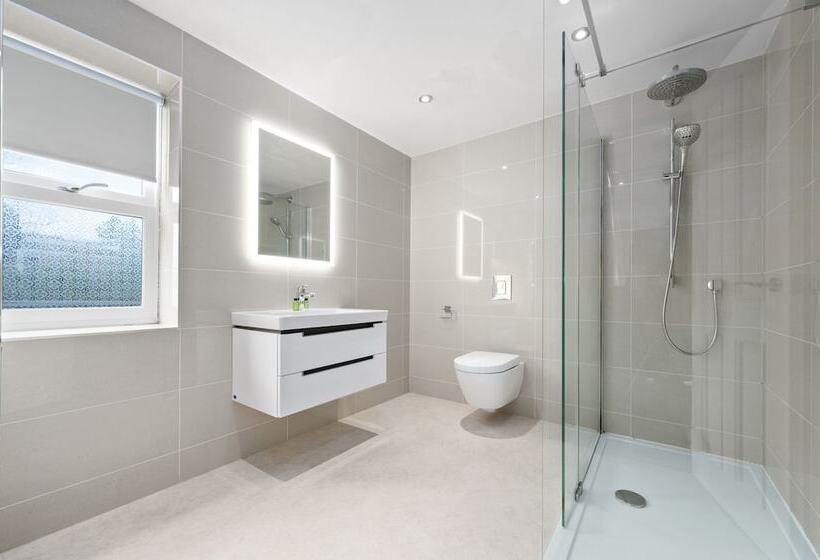 White Hart Hotel & Apartments