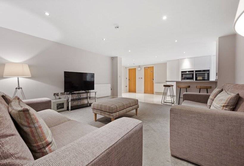 White Hart Hotel & Apartments