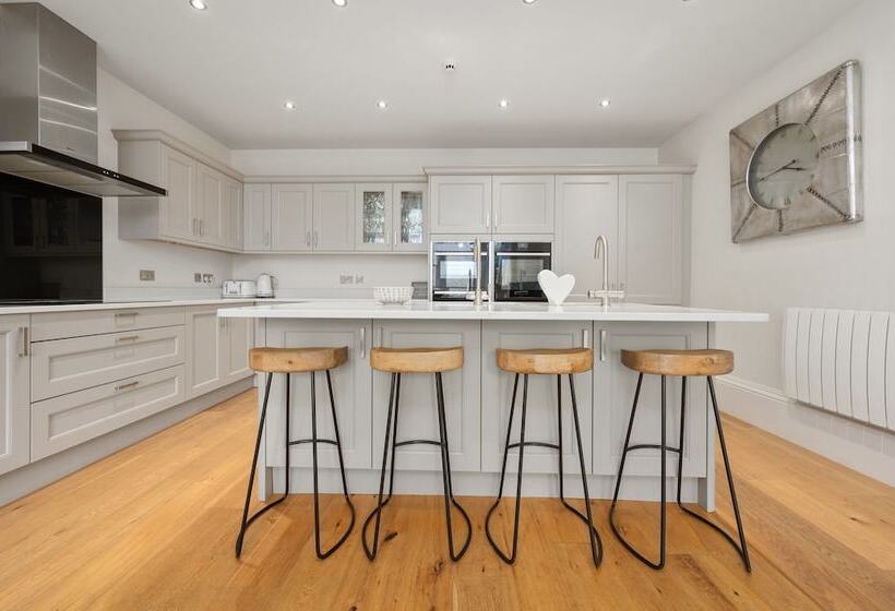 White Hart Hotel & Apartments