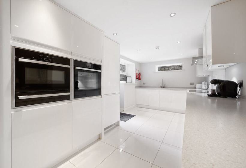 White Hart Hotel & Apartments