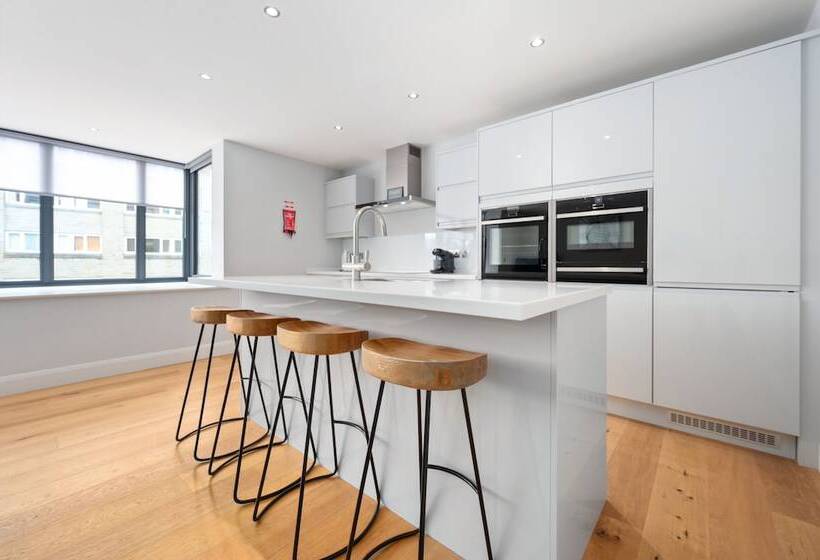 White Hart Hotel & Apartments