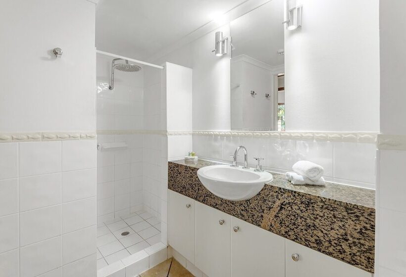 Martinique On Macrossan