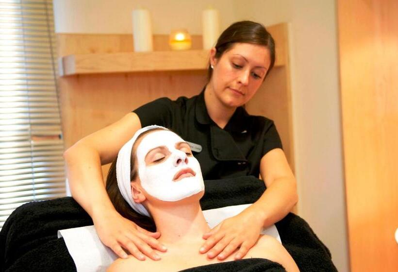 Burleigh Court Hotel And Leisure