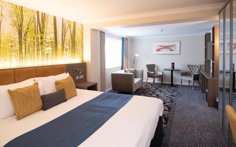 Burleigh Court Hotel And Leisure