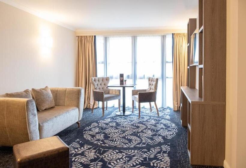 Burleigh Court Hotel And Leisure