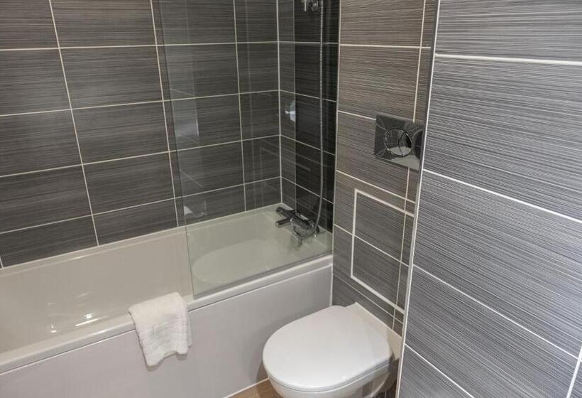 Burleigh Court Hotel And Leisure