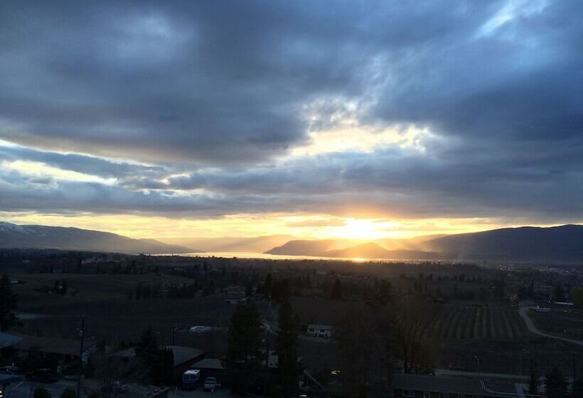 Отель Acker Vacation Homes & Suites