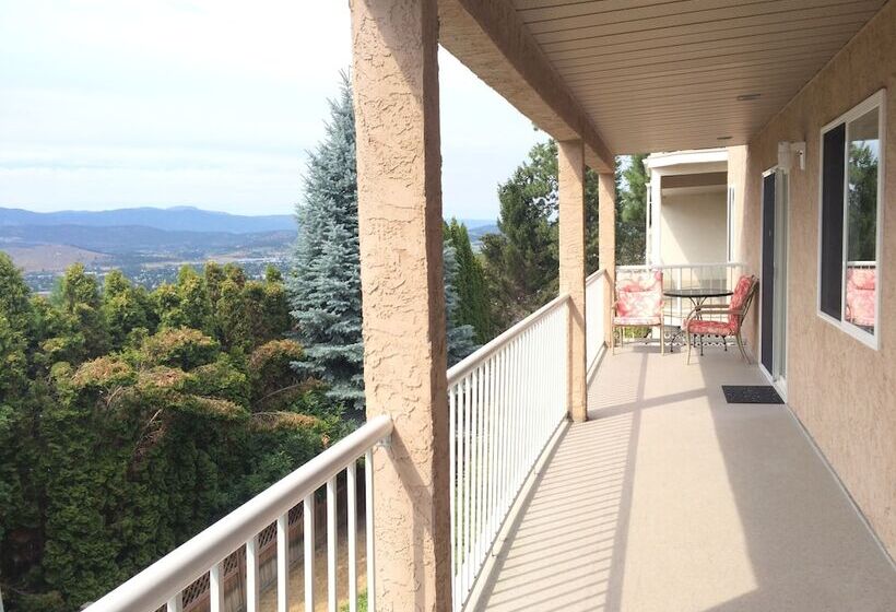 Отель Acker Vacation Homes & Suites