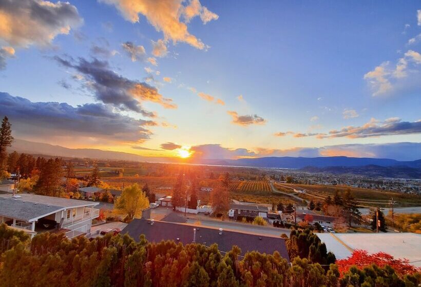 Отель Acker Vacation Homes & Suites