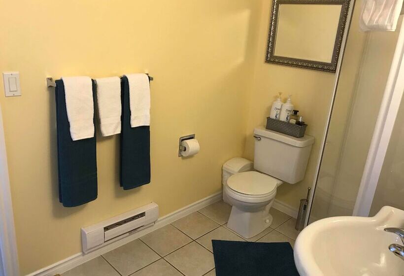 Отель Acker Vacation Homes & Suites