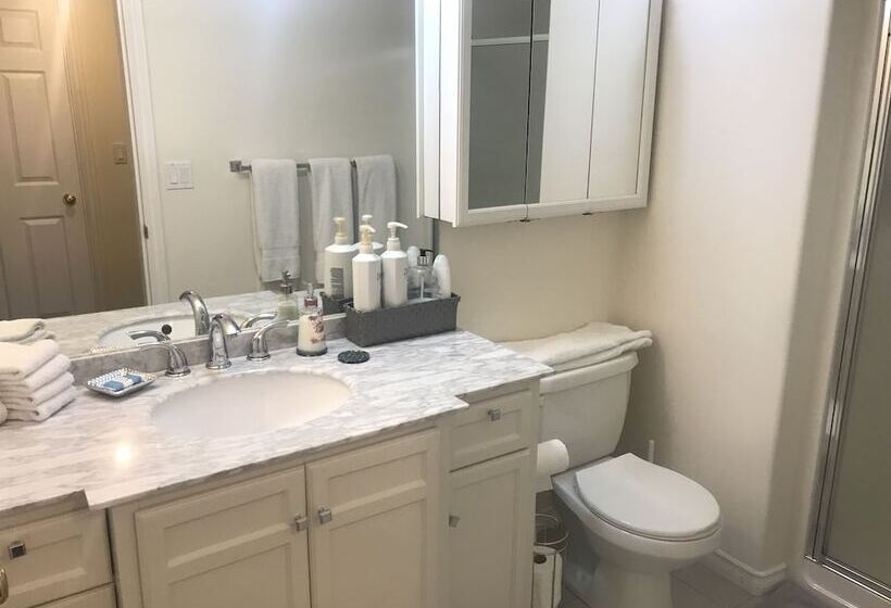 Отель Acker Vacation Homes & Suites