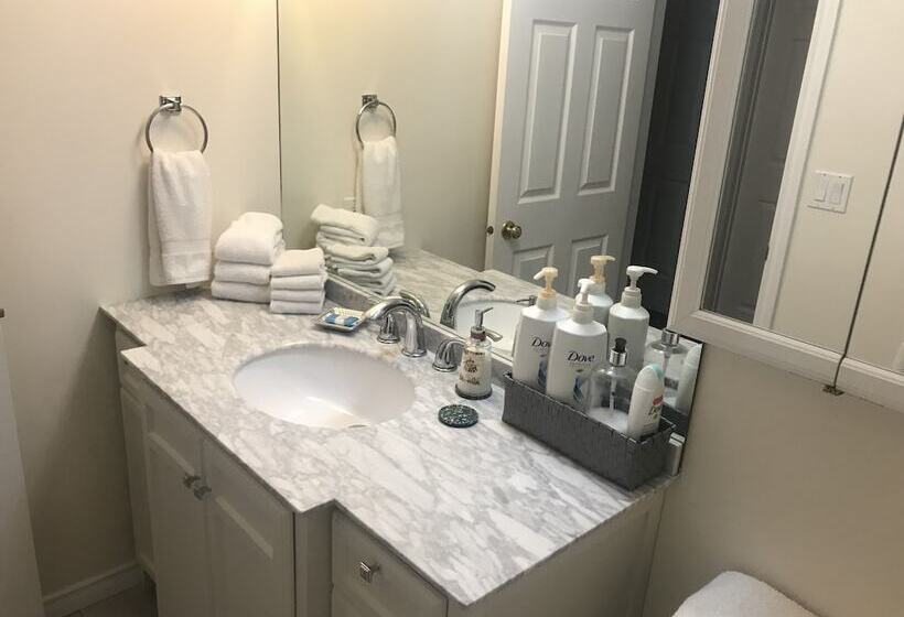 Отель Acker Vacation Homes & Suites