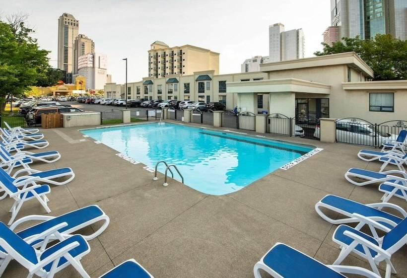 בית מלון כפרי Comfort Inn Fallsview