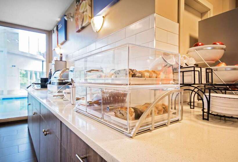 هتل Comfort Inn & Suites