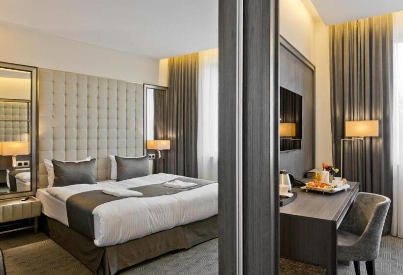 Congress Avenue Hotel