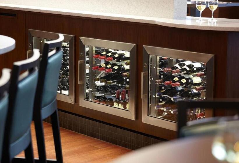 فندق Courtyard By Marriott Montreal Airport