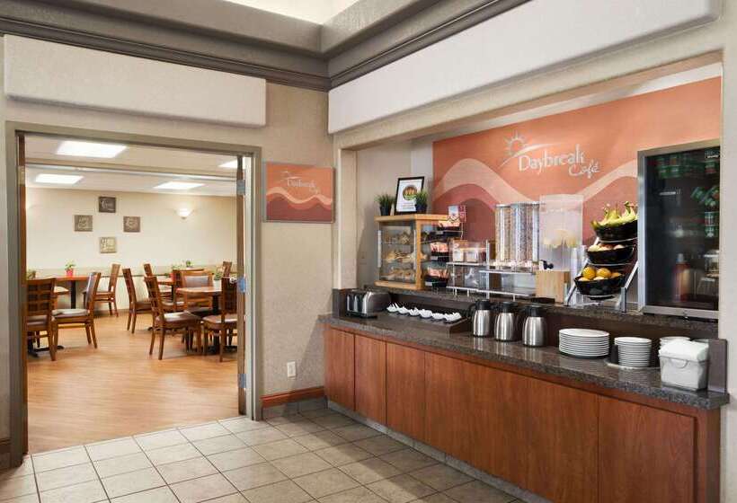 فندق Days Inn By Wyndham Calgary Airport