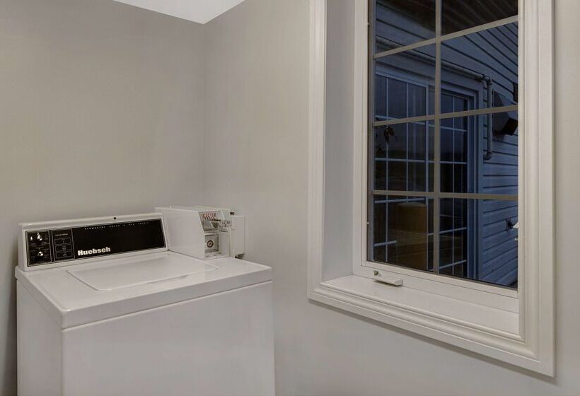 Отель Days Inn By Wyndham Edmundston