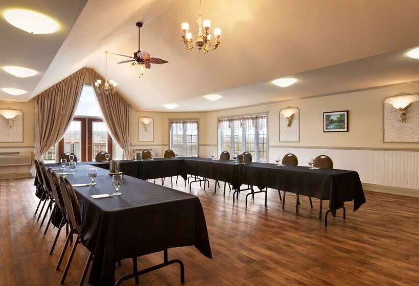 Отель Days Inn By Wyndham Edmundston