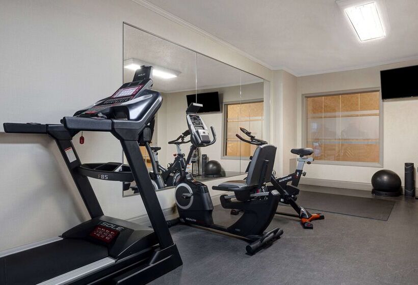 Отель Days Inn By Wyndham Edmundston