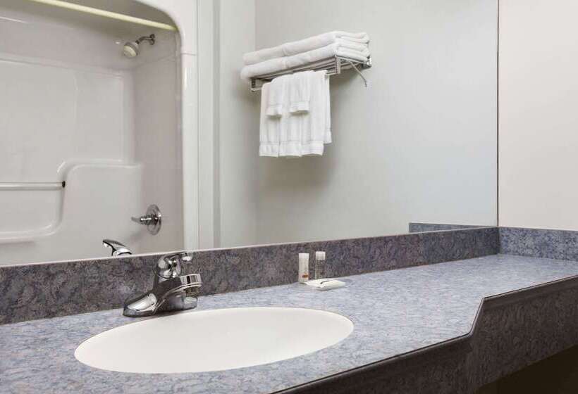 Отель Days Inn By Wyndham Edmundston