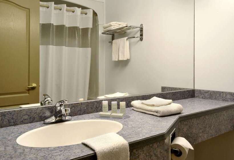 Отель Days Inn By Wyndham Edmundston