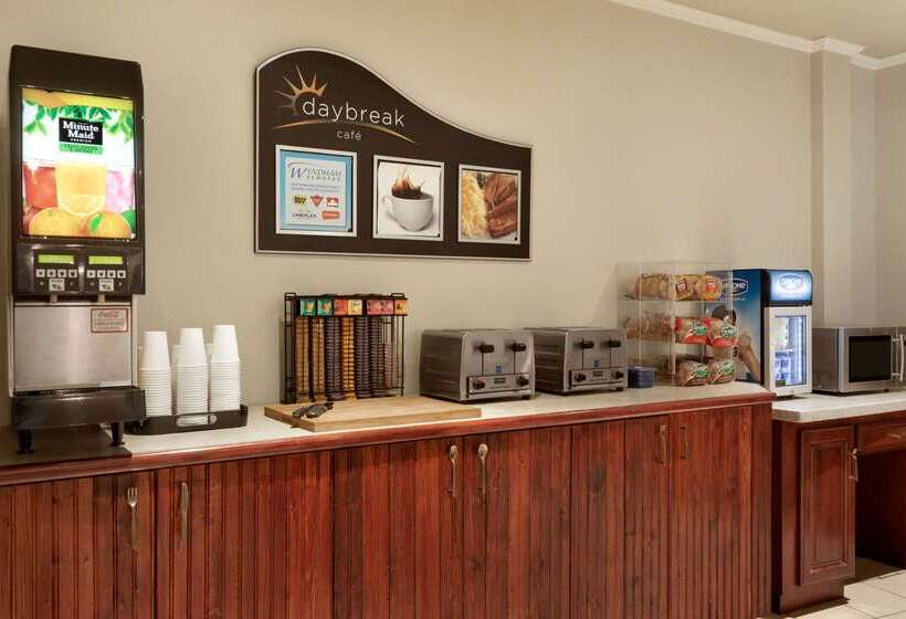 Отель Days Inn By Wyndham Edmundston