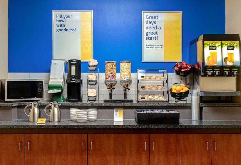 בית מלון כפרי Days Inn By Wyndham Medicine Hat