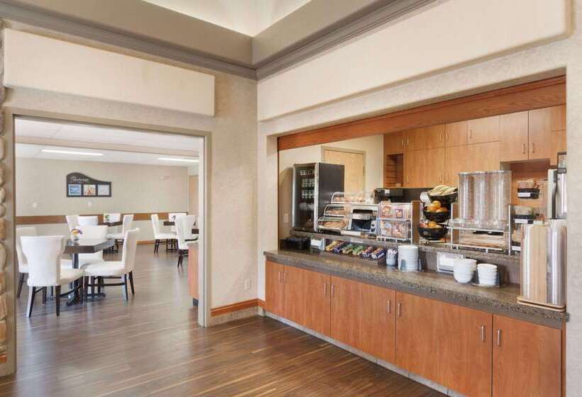 בית מלון כפרי Days Inn By Wyndham Medicine Hat