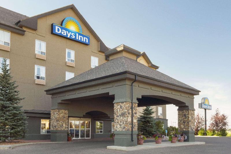 בית מלון כפרי Days Inn By Wyndham Medicine Hat